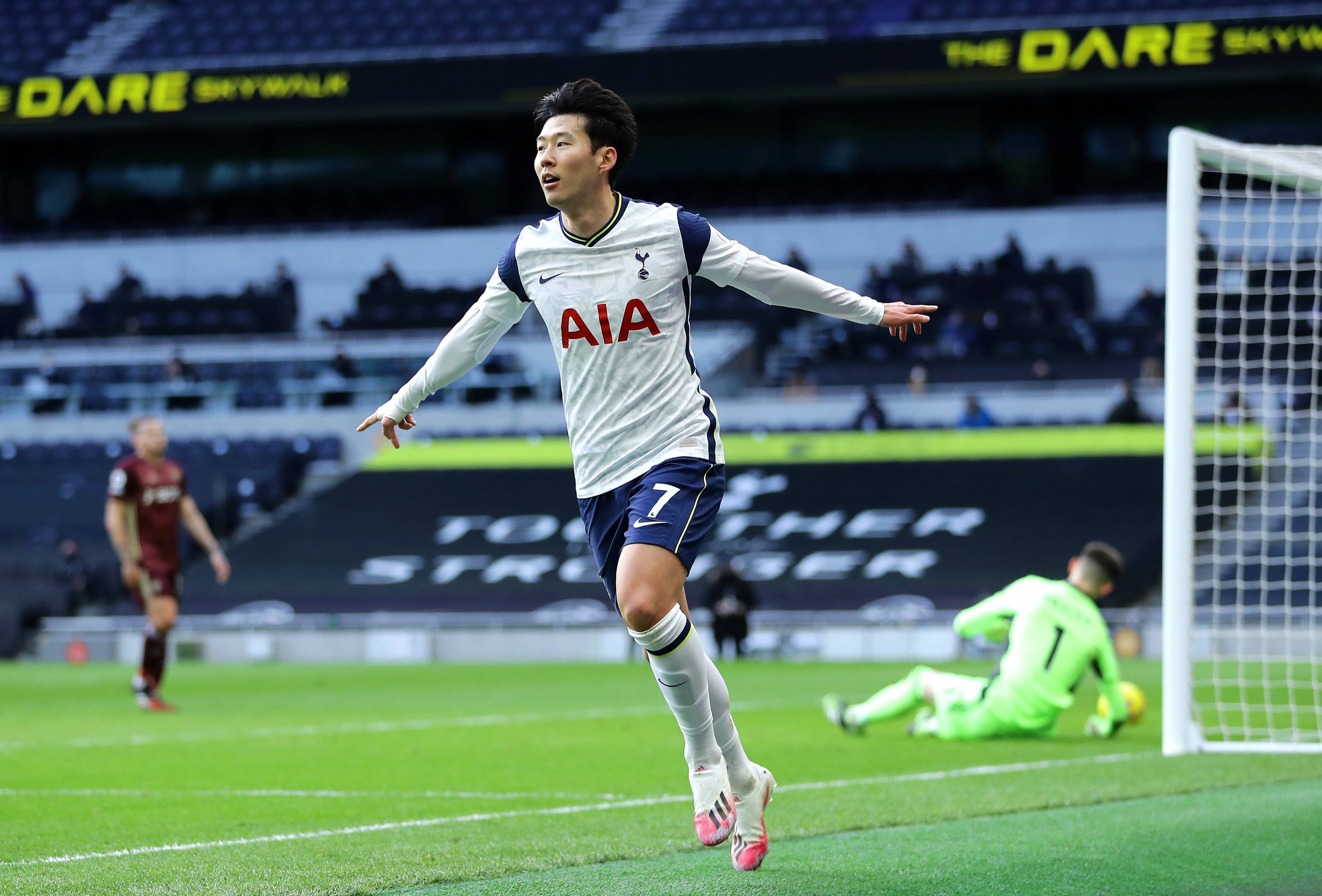 叶洪洋、叶涛父子俩，一个个都紧张无比，低着头不敢说话。